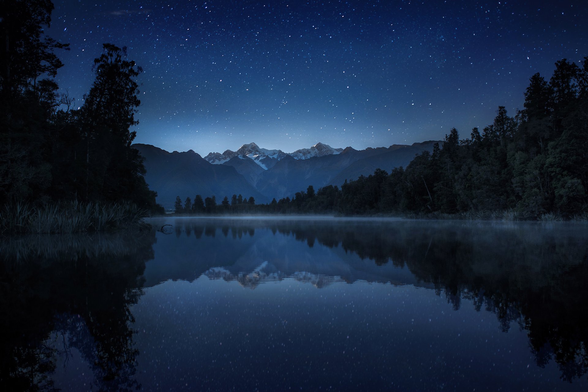 noche lago montañas cielo estrellas reflexión bruma juncos árboles nueva zelanda lago mathison