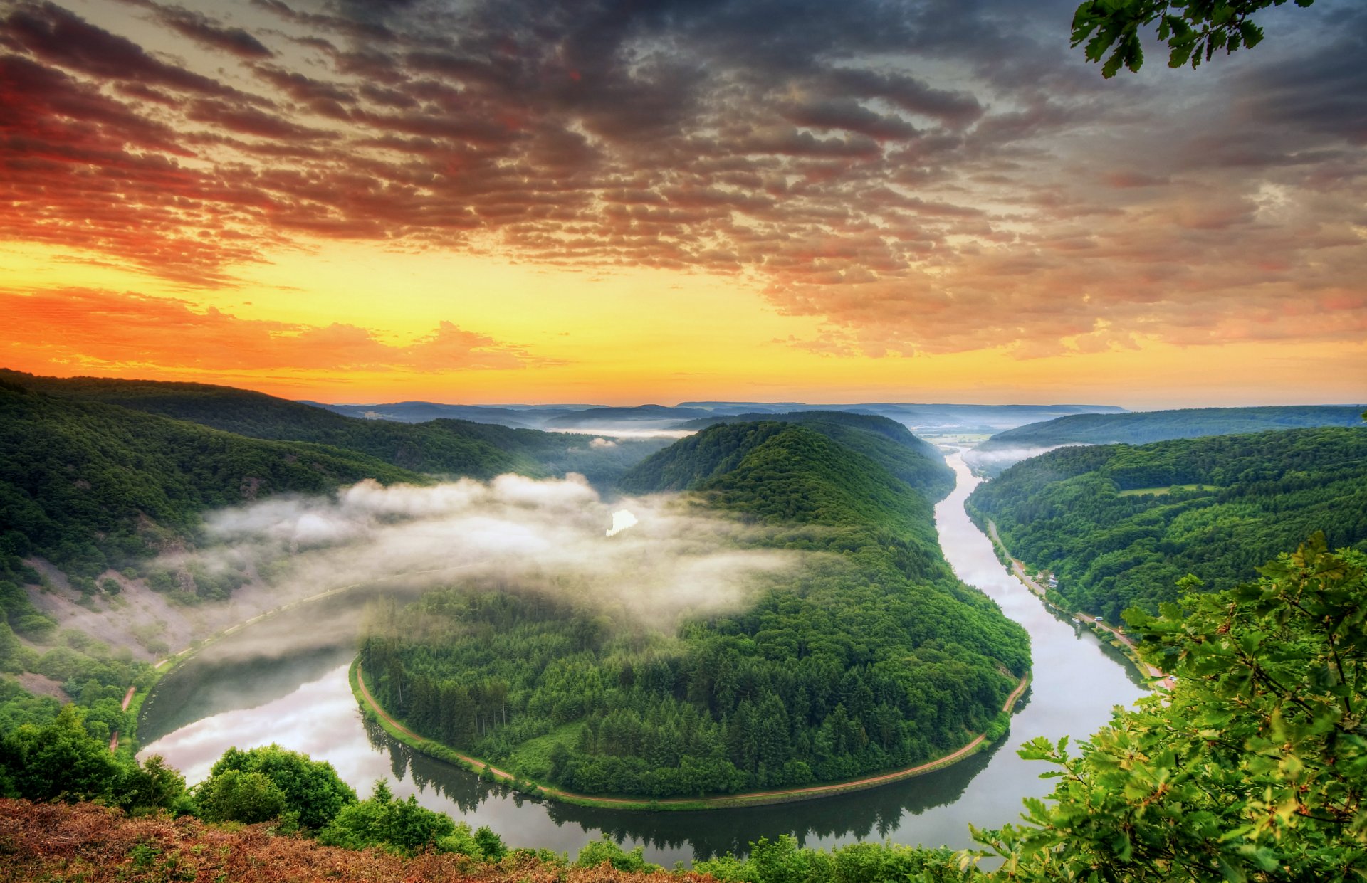 deutschland fluss biegen saarland saarschleife saarschleife abend wald bäume hell orange sonnenuntergang himmel wolken ansicht höhe panorama