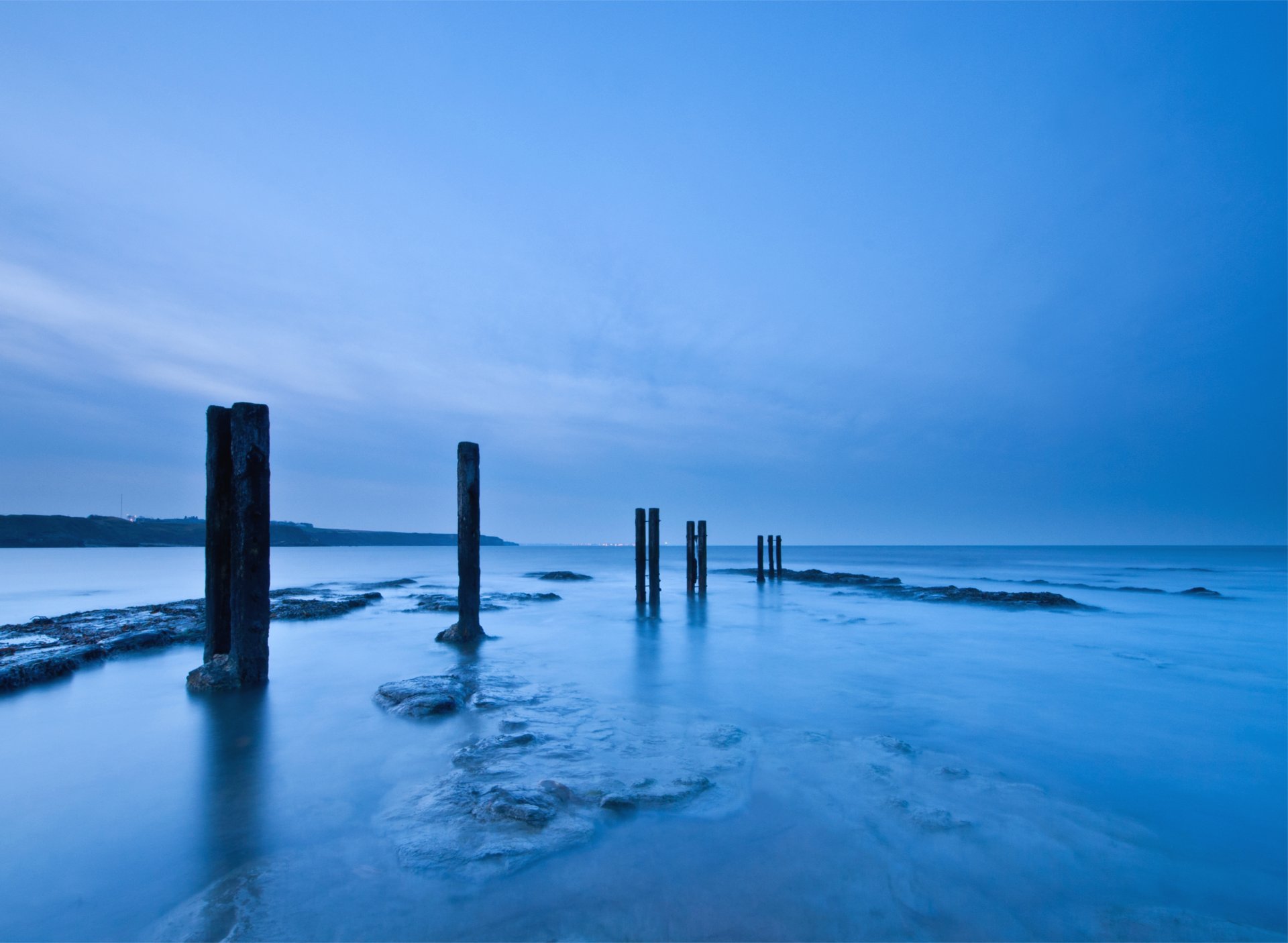 großbritannien england nordsee küste holz säulen abend