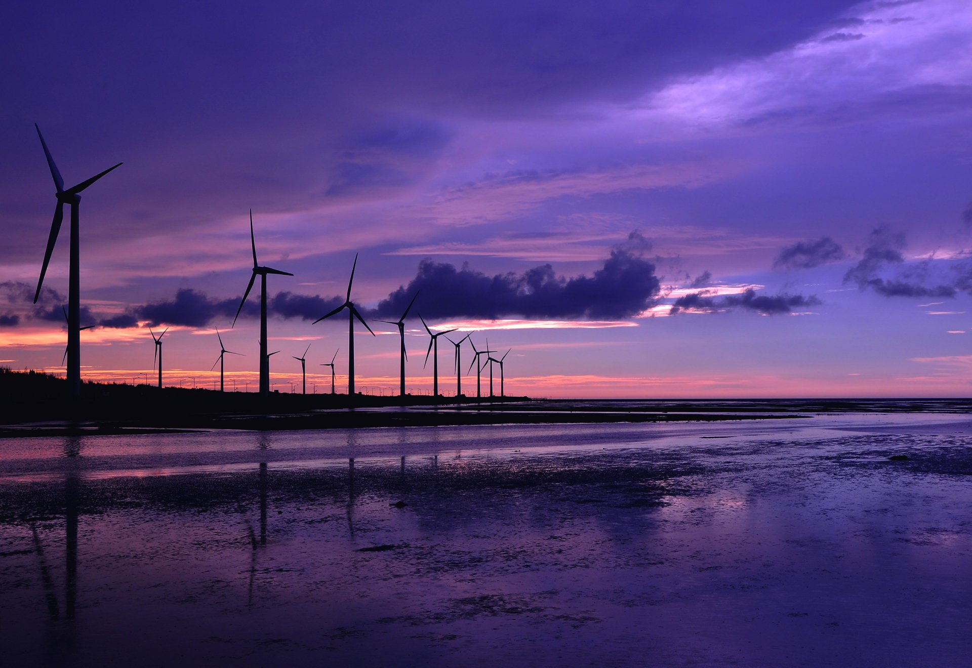 soir moulins à vent côte mer eau réflexion lilas ciel coucher de soleil nuages