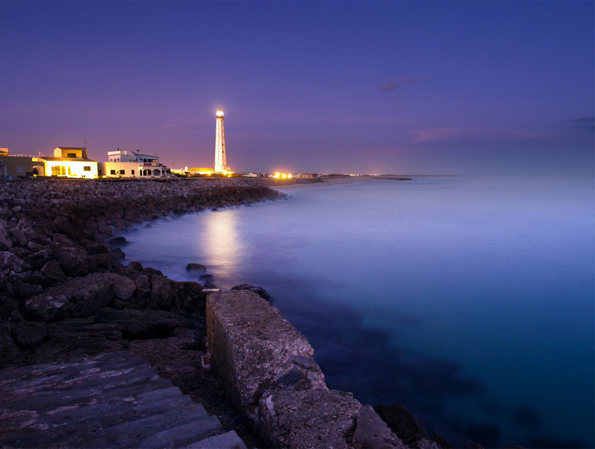 mer océan côte pierres marches bleu lilas soir phare lumière