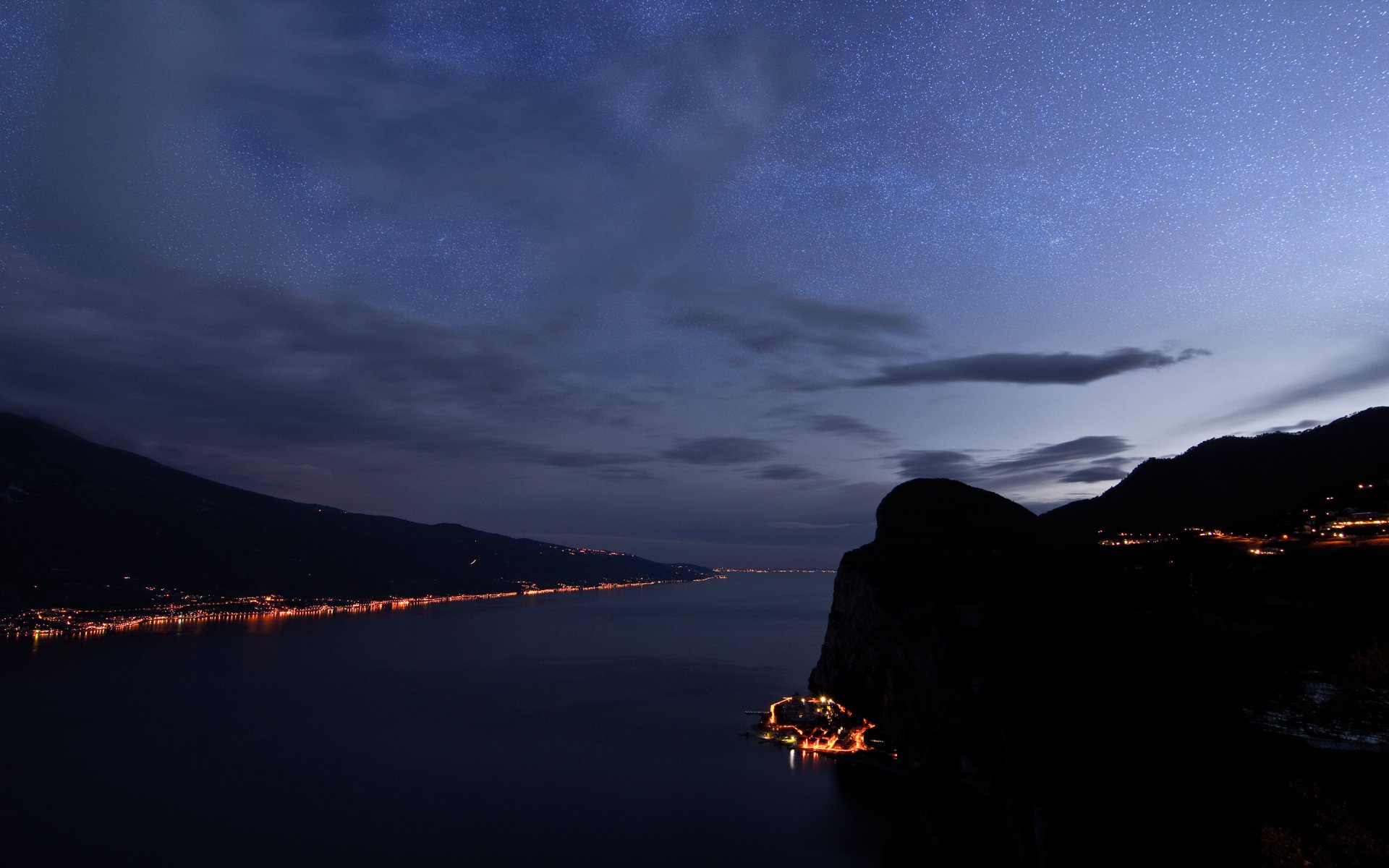 italia lago garda montañas alpes noche costa ciudad luces cielo nubes vía láctea