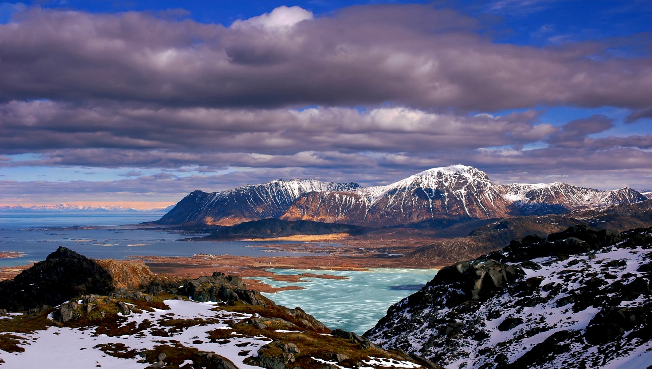 montañas colinas piedras musgo nieve azul azul cielo nubes mar naturaleza