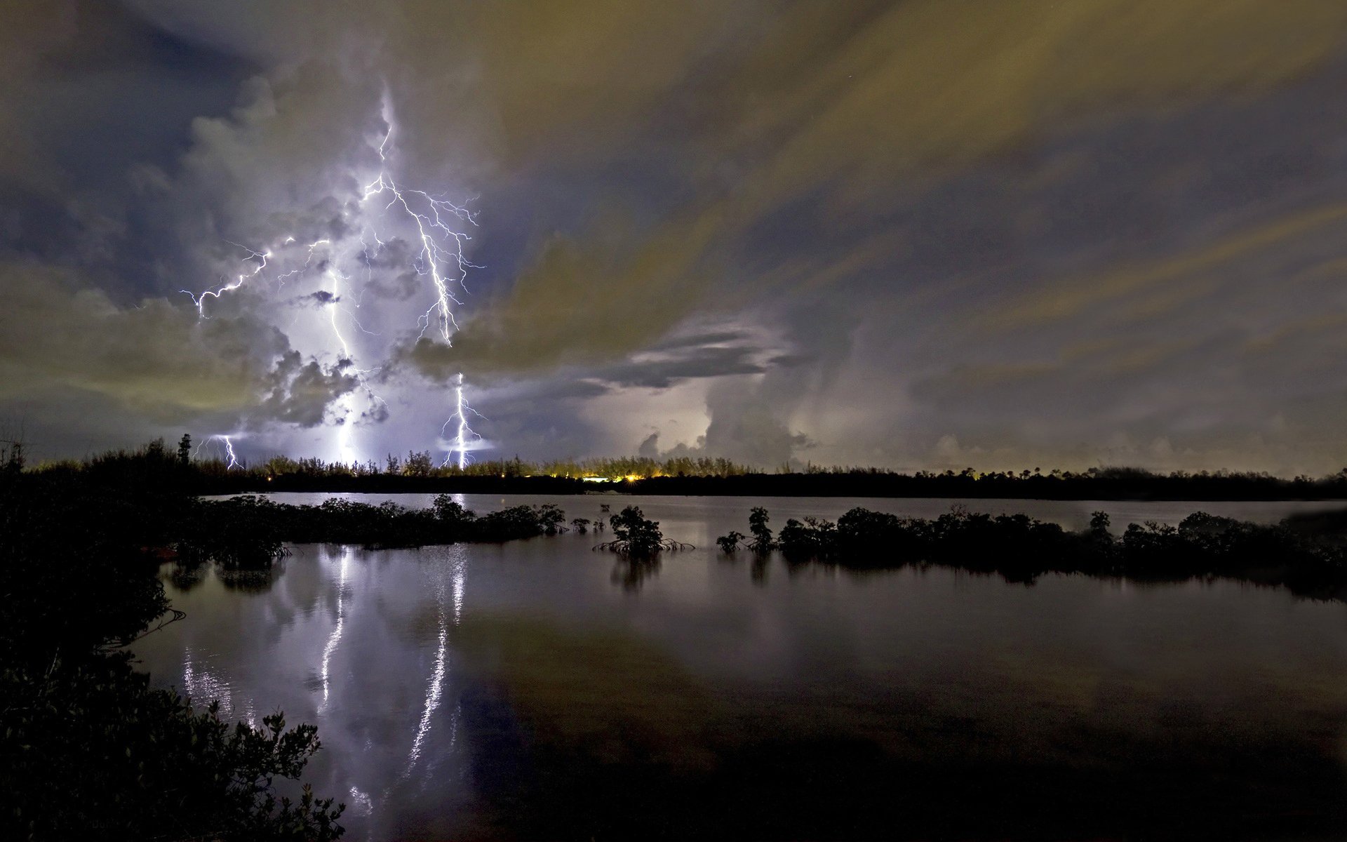 see nacht ferne horizont himmel blitz entladung wolken wolken gewitter regen