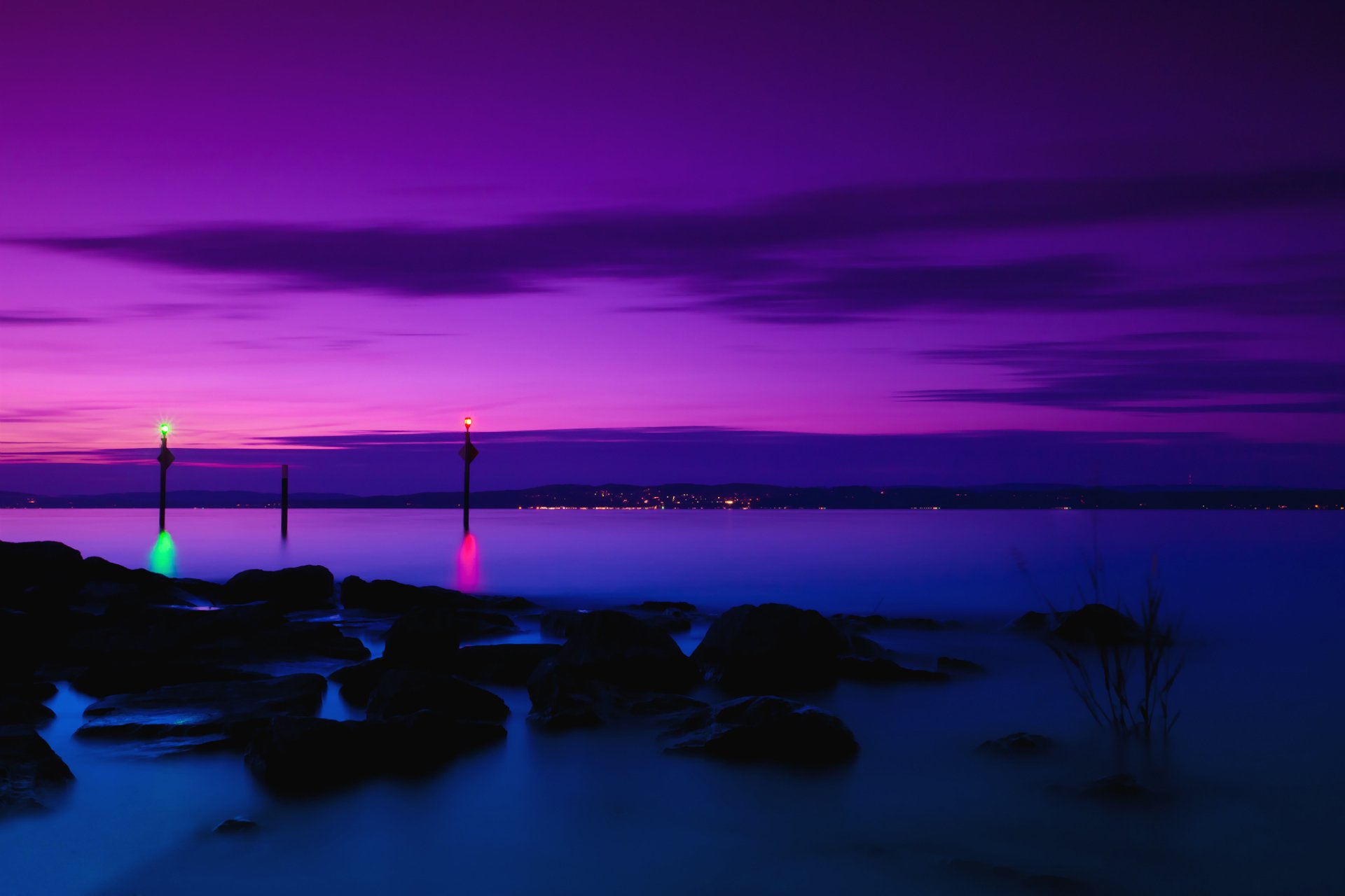 svizzera lago di costanza notte luci riflessione riva pietre lilla viola cielo nuvole