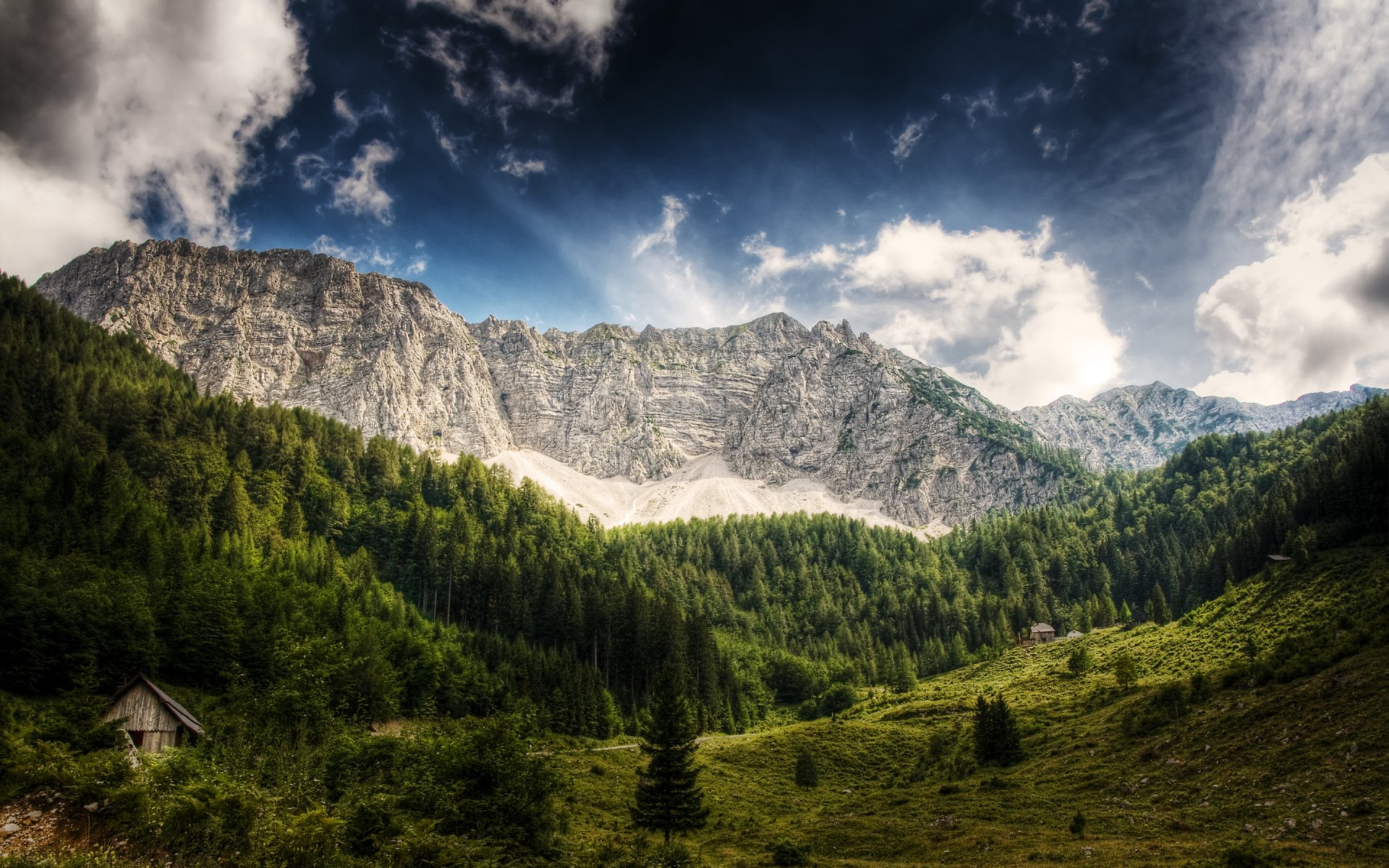 autriche montagnes forêt arbres en bois maison bleu ciel nuages