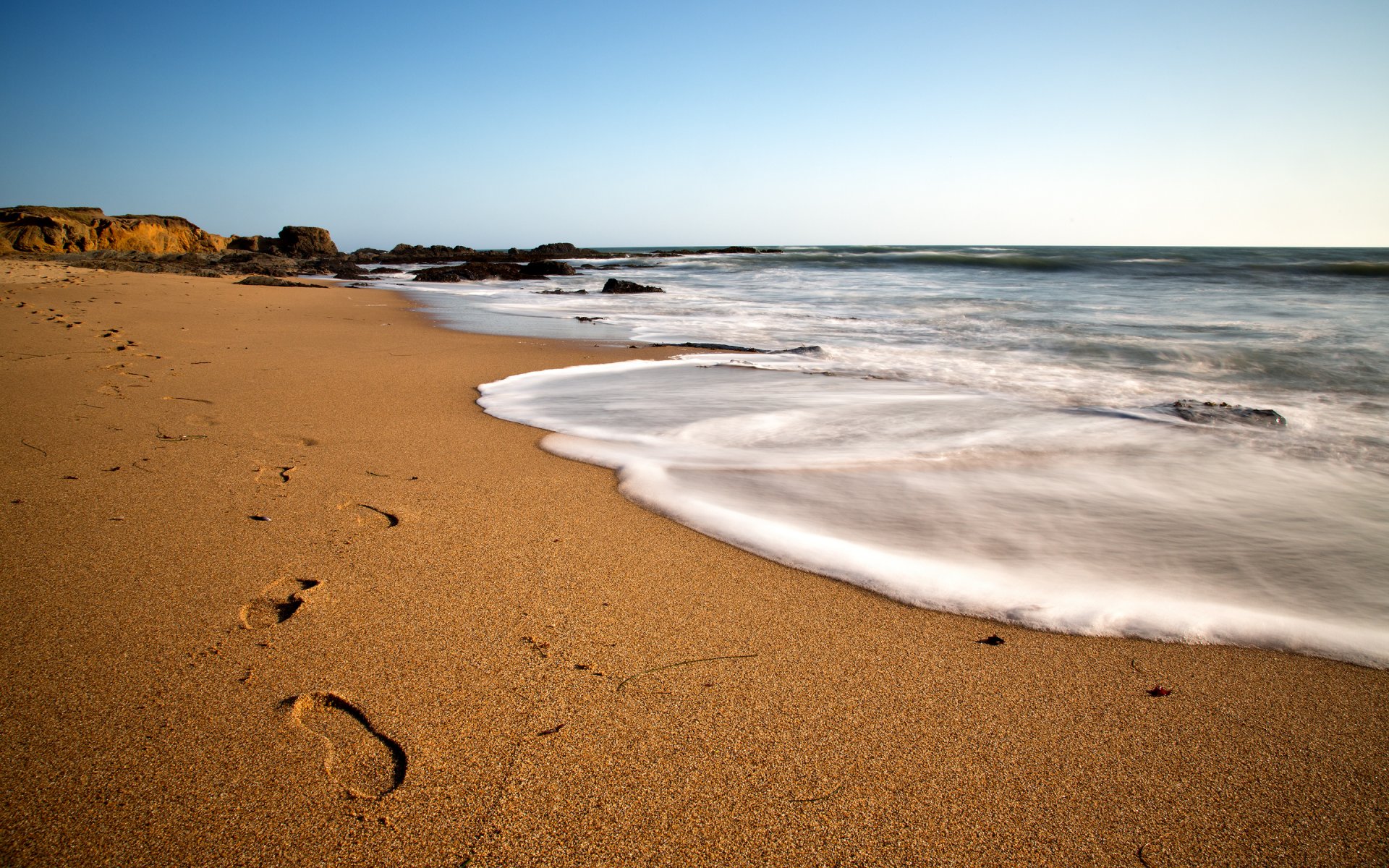 küste küste sand spuren meer tag blau himmel