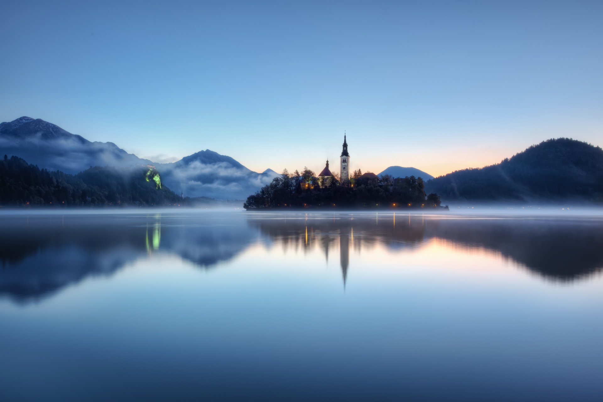 slovénie brouillard lac bled