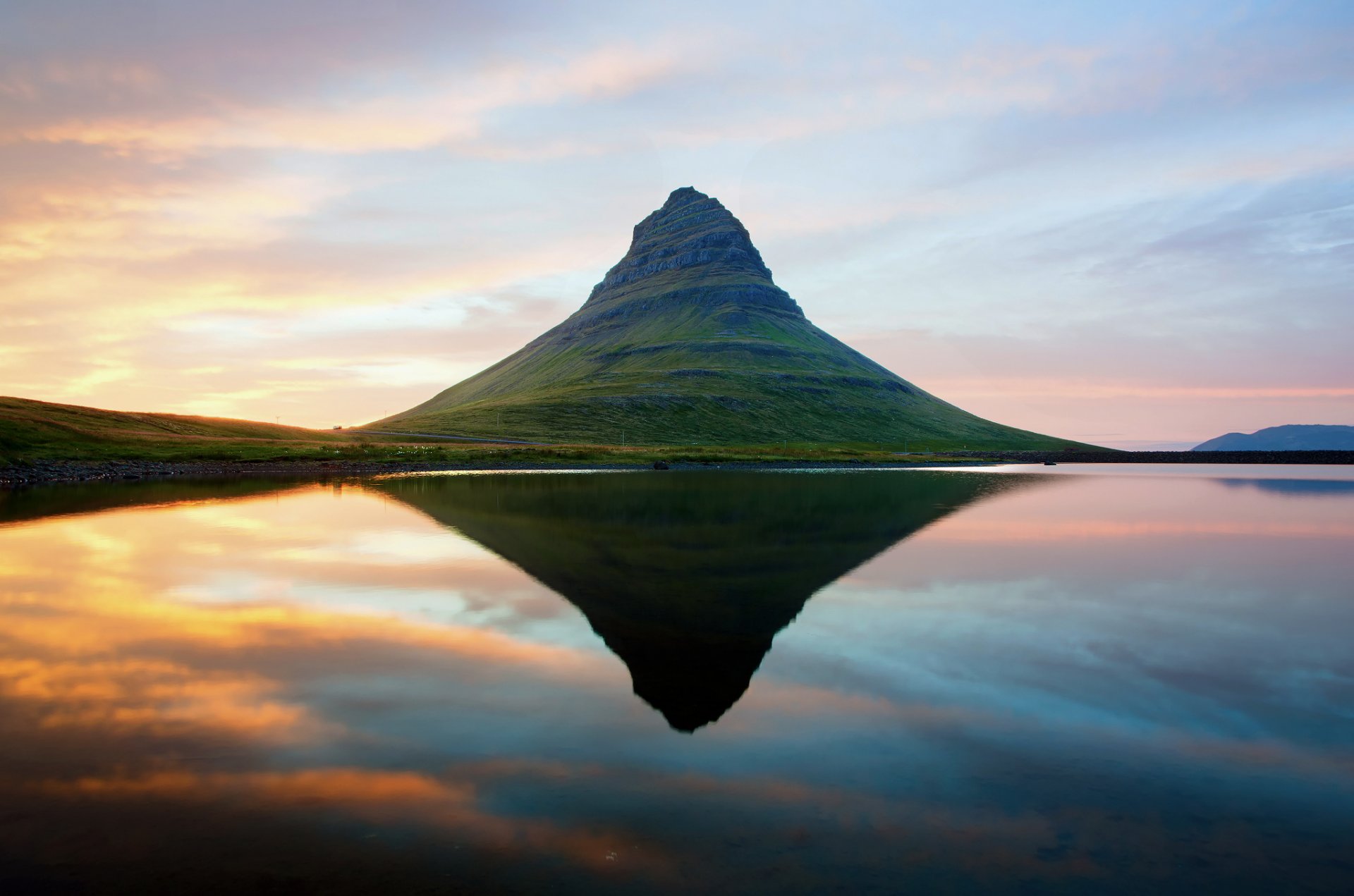 islandia wygasły wulkan góra kirkjufell skandynawia woda odbicie niebo zachód słońca