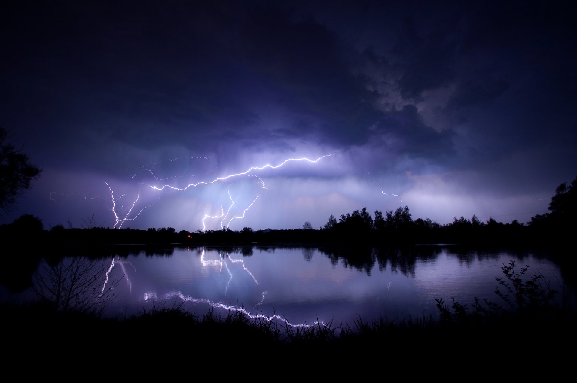 soir ciel nuages foudre orage lac réflexion