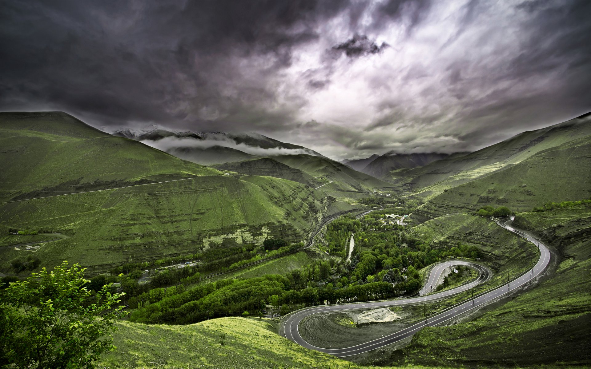 paysage nature herbe verdure route arbres ciel nuages 2560x1600