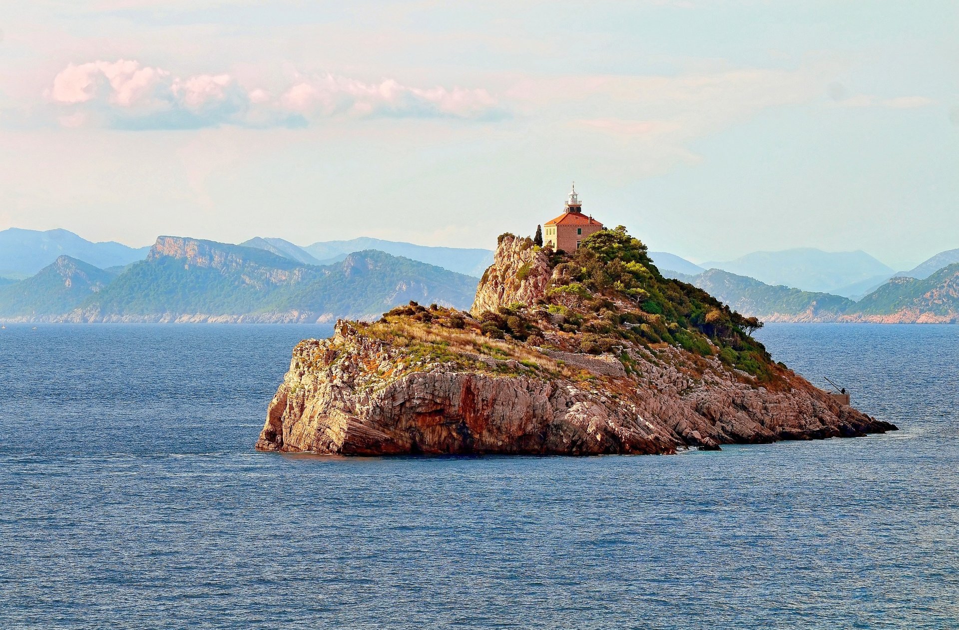 paesaggio natura montagne isola faro mare oceano acqua cielo nuvole