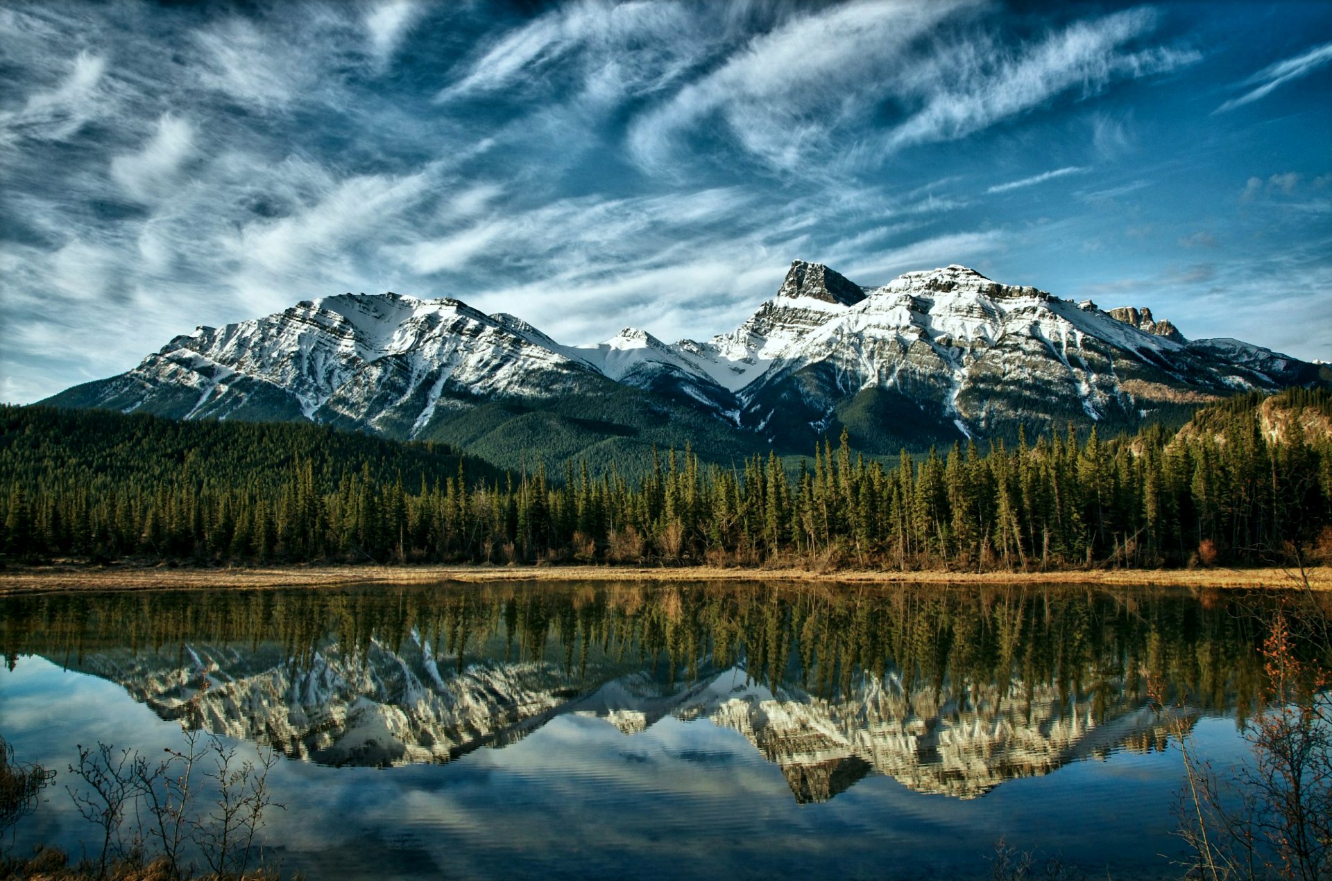 kanada alberta góry niebieski niebo chmury las drzewa jezioro odbicie natura niebieski