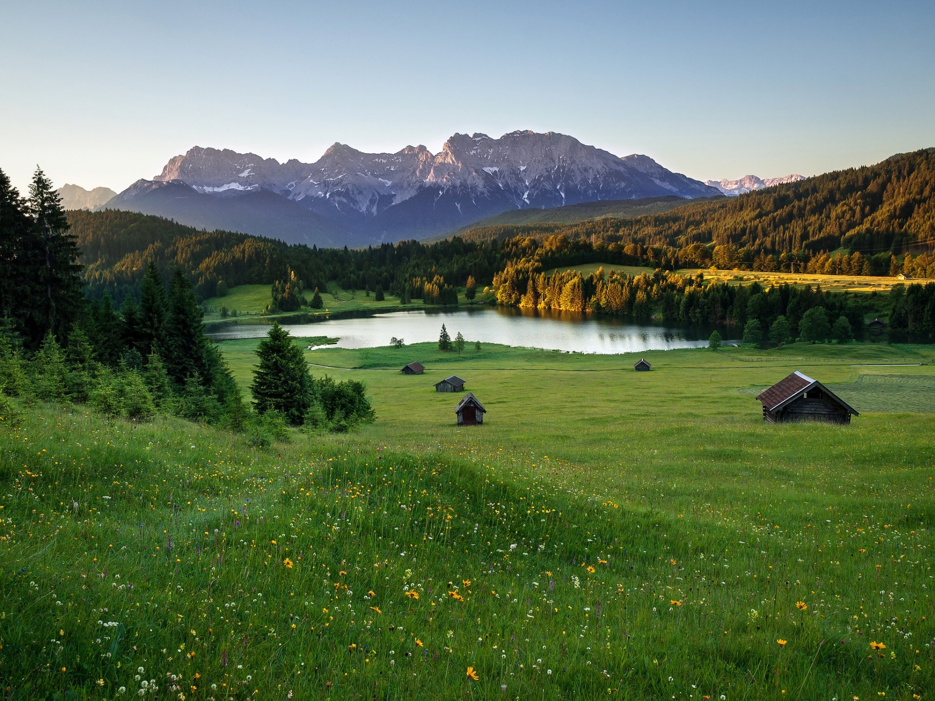 montagnes prairies lac maisons alpes été