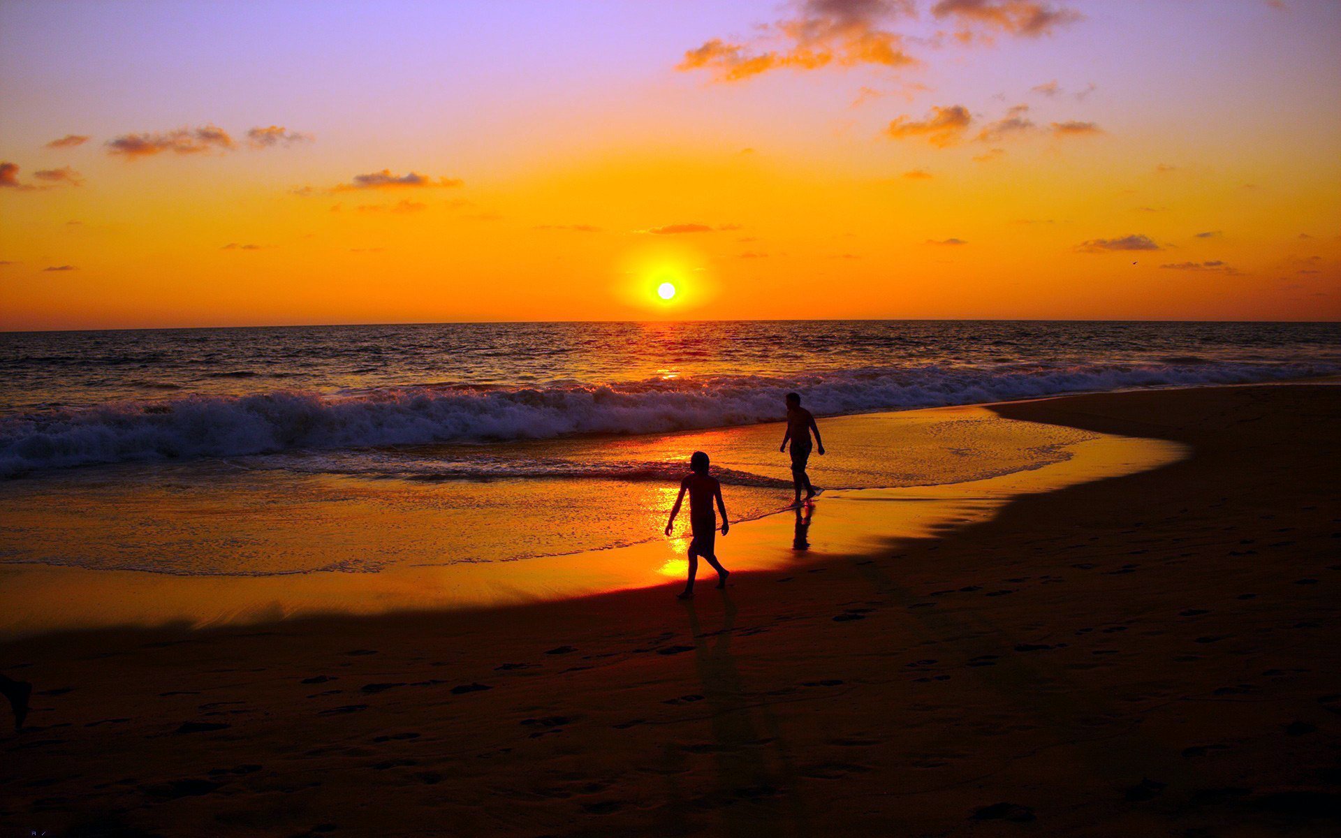 côte côte surf sable gens mer océan loin horizon ciel nuages soleil lumière aube rayons coucher de soleil vagues ombre crépuscule