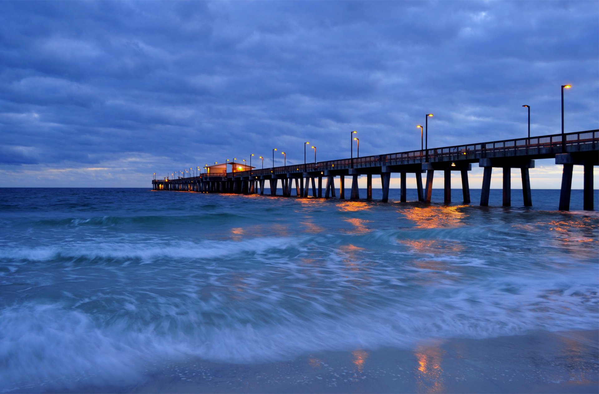 abend blau himmel wolken meer brandung ufer brücke pier licht lichter laternen