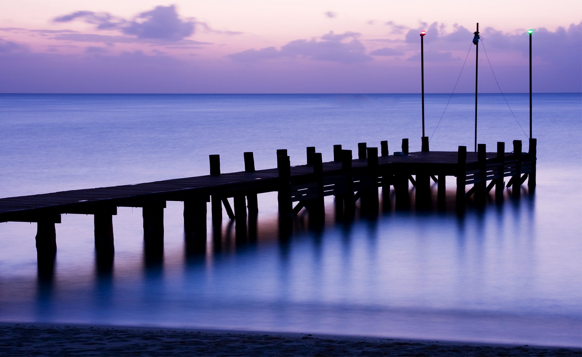 meer ruhe glatte oberfläche holz brücke brücke pier flieder abend dämmerung himmel wolken