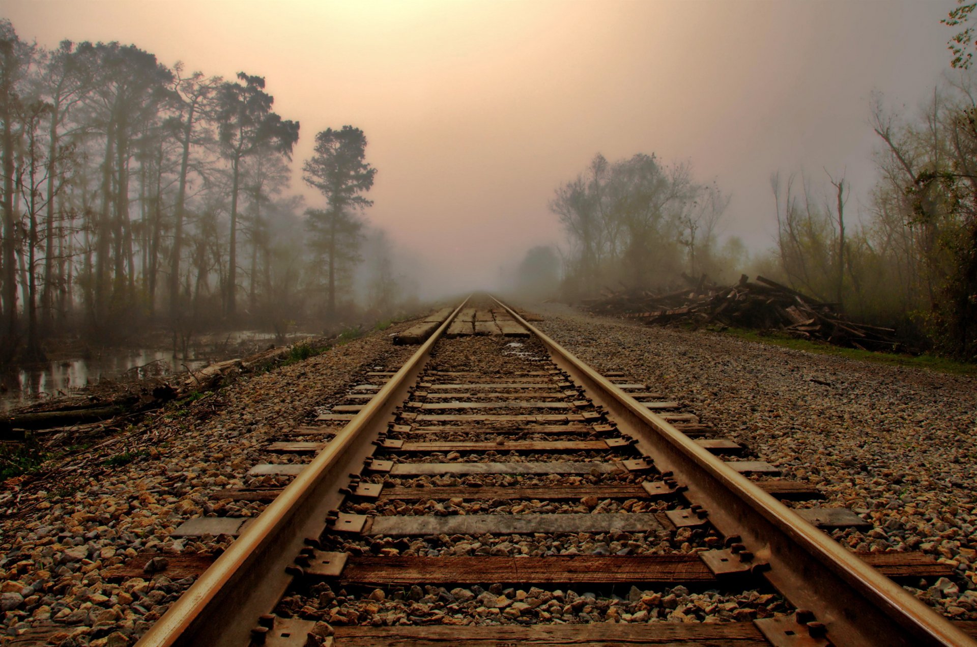 matin route brouillard rails paysage