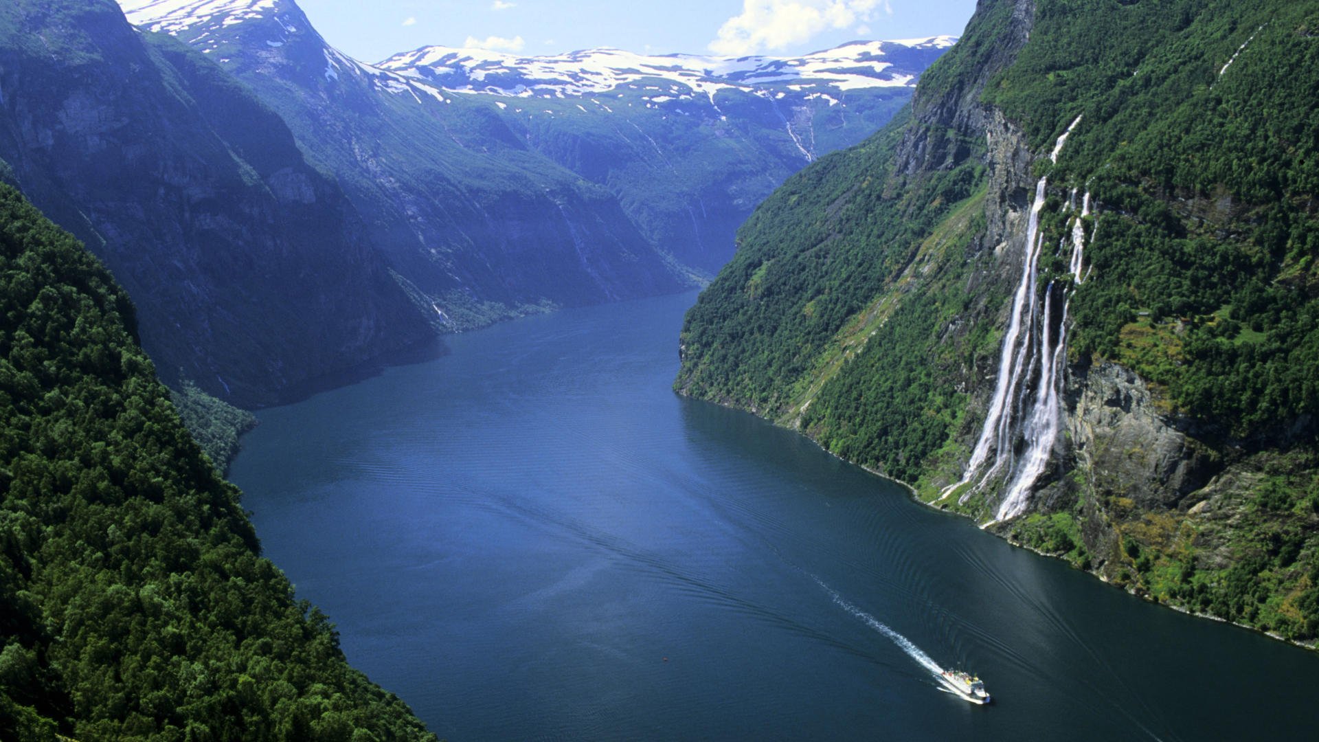 noruega fiordo montañas nieve barco bosque cascada