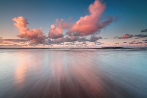 Las nubes Rosadas se reflejan en la superficie del mar