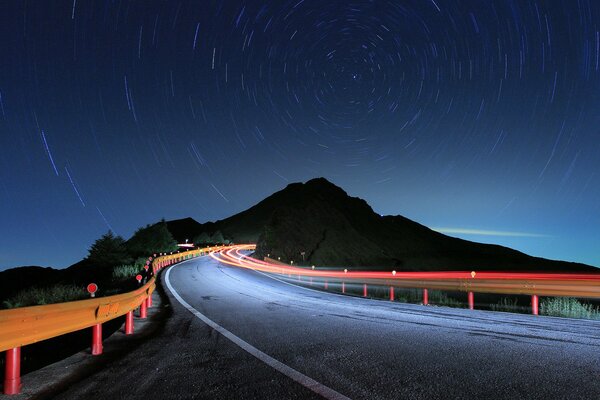 Strada notturna in luci e zverdami