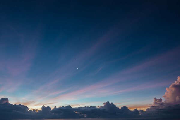 Belleza Celestial al atardecer del día