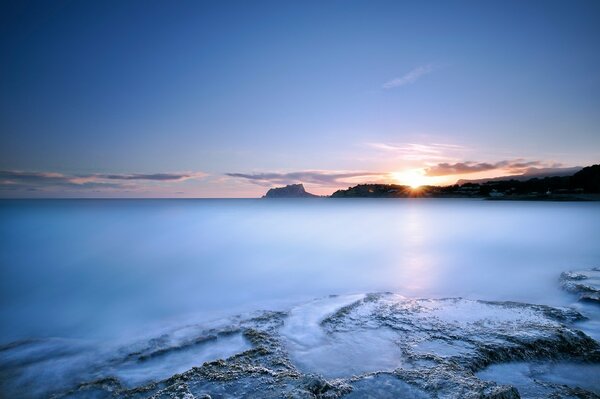 Sonnenuntergang und Blau der Meeresoberfläche