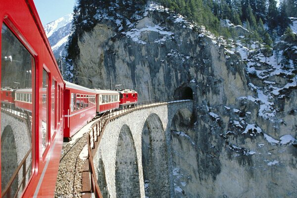 El tren rojo se va a la roca