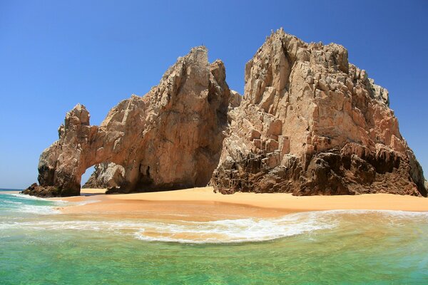 El arco en la roca es sólo una maravilla de la naturaleza