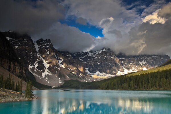 Cielo sombrío en las montañas de Canadá agua azul