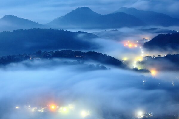 Taman sopra la città della sera e le luci