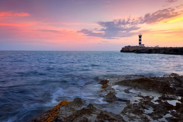 Schöner Blick auf den Leuchtturm bei Sonnenuntergang