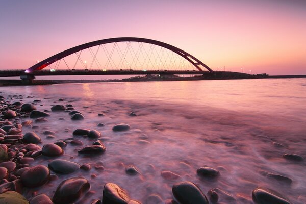 Pont Fehmarnsund au coucher du soleil rose