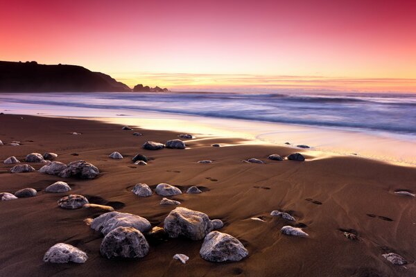 Sonnenuntergang am Meer und Felsen