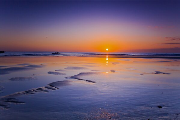 Wspaniały wieczorny morski Zachód słońca