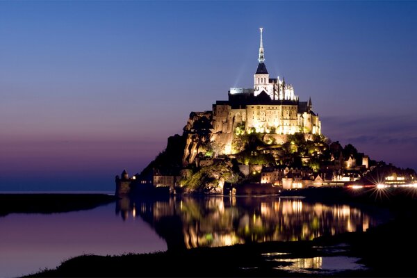 Burg in Lichtern auf einer kleinen Insel