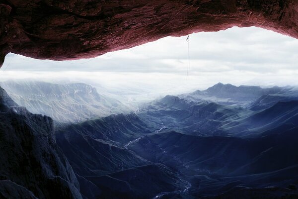 Vue de la grotte sur les rochers enneigés