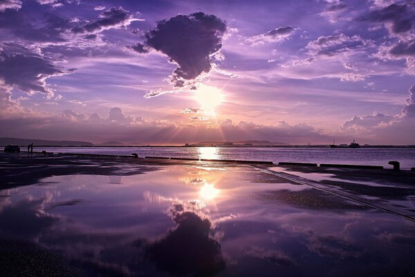 Coucher de soleil lilas sur fond de mer