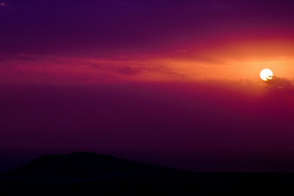 Brillante puesta de sol en el cielo