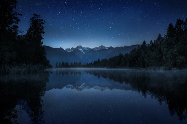 Di notte, il lago e le montagne in Nuova Zelanda sono belli