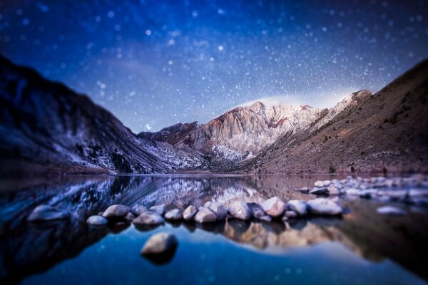 Prima mattina sopra un lago di montagna