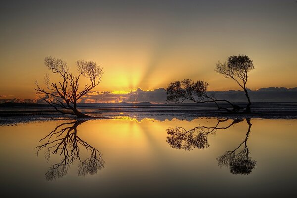 Reflejo de la puesta de sol en la superficie del agua