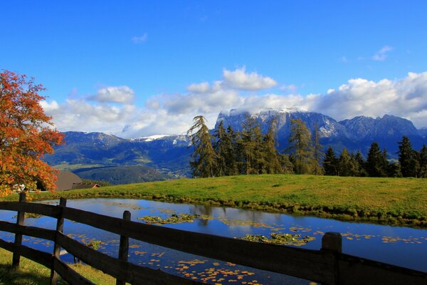 L automne d or est arrivé. Le contraste de la rivière et des montagnes en une seule image