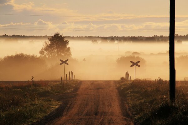 Route rurale dans le brouillard. Avant de déménager