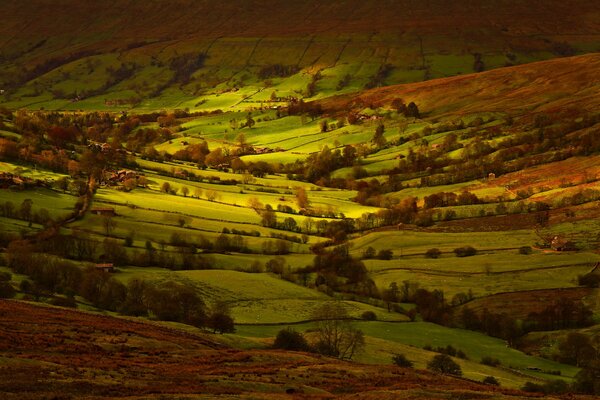 Campi sconfinati dello Yorkshire con macchie solari