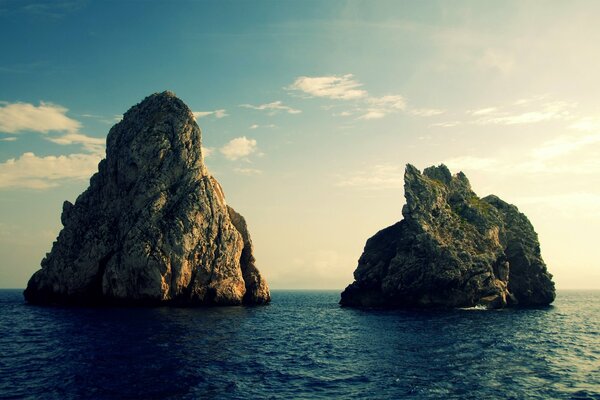 Ci sono due rocce e un cielo nel mare