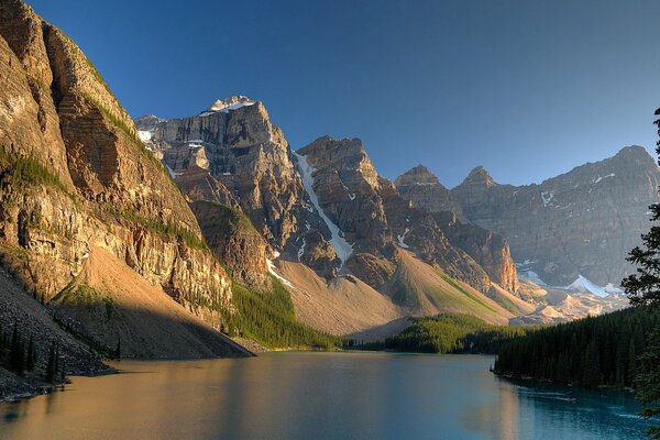 Río entre las montañas santificadas por el sol