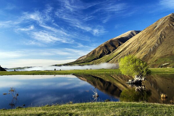 El azul del cielo se fusiona con las aguas del lago