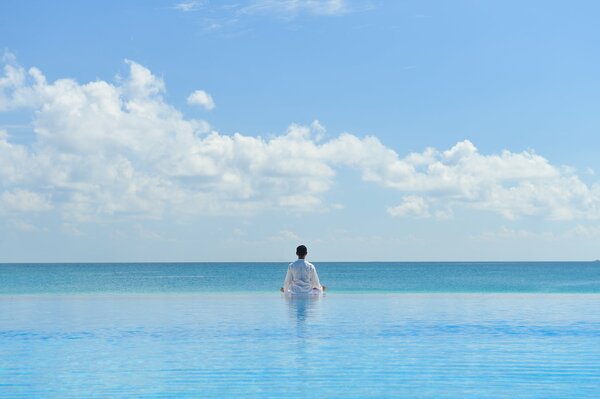 Das Meer. Yoga. Zen. Weiße Kleidung