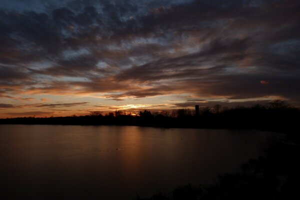 Nubes de sombrío atardecer sobre el río